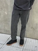 Pantalón de jean gris lavado, corte mom fit, tiro alto y pierna holgada.