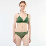 Conjunto de lencería compuesto por un corpiño tipo bralette triangular de encaje y una bombacha tipo vedetina a juego, ambos en color verde.