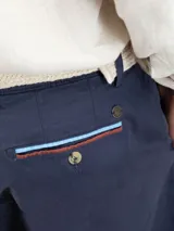 Bermuda lisa color verde agua, marca El Ganso, corte regular fit, con bolsillos laterales y traseros con cintas insertadas. Tinte pigmentario consiguiendo un color desgastado.