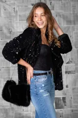 Blazer negro con lentejuelas, de corte recto y mangas largas.