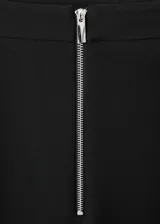 Pantalón de vestir negro de corte recto y largo, con detalle de pliegues frontales, dos bolsillos laterales y cierre de cremallera.