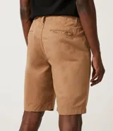 Bermuda de sarga color verde militar, corte recto, con bolsillos laterales y traseros. Marca Blue Steel.