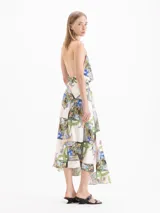Pollera larga de corte evasé, con fondo blanco y estampado multicolor que incluye elementos de la naturaleza, arquitectura y la inscripción "Ciao Bella".