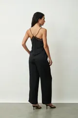 Pantalón negro de corte recto.