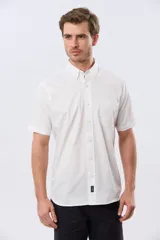 Camisa sport blanca de manga corta, con cuello abotonado, cierre frontal de botones y bolsillo ojal en el pecho.