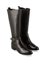 Bota de caña alta de cuero, color marrón, con taco medio, detalles texturizados tipo croco y hebilla metálica decorativa en el tobillo.