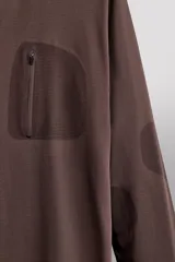 Camiseta de entrenamiento de manga larga Zara Athleticz de color marrón, corte regular fit y cuello redondo. Está confeccionada en tejido técnico elástico de secado rápido y cuenta con un bolsillo en el pecho con cierre de cremallera.