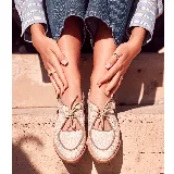 Zapato tipo sandalia cerrada de cuero vacuno, color tostado con detalles en blanco, punta fina, taco cuadrado y cordones frontales.