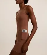 Enterito deportivo corto de microfibra color marrón, con escote redondo y breteles anchos. Diseño ajustado al cuerpo con costuras reforzadas.