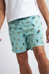 Short de baño con cintura elástica y cordón ajustable, confeccionado en tela ligera de secado rápido. Presenta un estampado botánico integral en tonos amarillos, blancos y azules, con dos bolsillos delanteros y uno posterior.