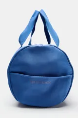 Bolso tipo bowling de la colección especial Fruit of the Loom con Zara, en color azul, de formato cilíndrico, con doble asa de mano y cierre de cremallera.