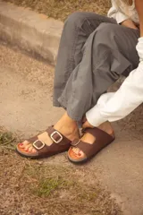 Sandalias Kiko's de cuero color chocolate, con dos hebillas ajustables y suela de corcho.