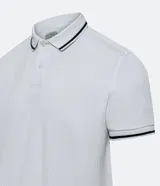 Polo de hombre marca Marfinno, confeccionada en tejido de media malla con textura rayada. Presenta cuello polo con botones y mangas cortas con terminaciones en rib con detalles contrastantes.