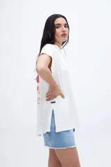 Musculosa oversize color lila con manguitas diferenciadas, tajos laterales y estampado en pecho y espalda. Confeccionada en algodón lavado de textura extra suave.