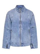 Campera de jean de lavado medio con efecto gastado, estilo biker, cuello mao, cierre frontal y bolsillos laterales con cierre. Presenta mangas anchas con aberturas en los puños.