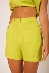 Short de vestir color rosado, de tiro alto, con bolsillos laterales y presillas para cinturón.