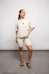 Short tipo biker de tiro alto, color beige claro, ajustado al cuerpo.