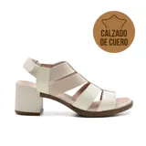 Sandalia de cuero color beige con tiras elásticas y taco cuadrado.