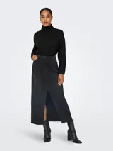 Sweater de punto negro, con cuello alto acanalado, hombros caídos y puños anchos acanalados.