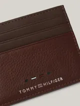 Tarjetero Tommy Hilfiger de cuero marrón con logo en la parte delantera. Cuenta con múltiples ranuras exteriores para tarjetas y un compartimento abierto.