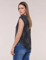 Blusa de gasa ligera con diseño geométrico en tonos oscuros, escote redondo, mangas cortas y bolsillo frontal aplicado. Presenta un ruedo redondeado y silueta relajada.