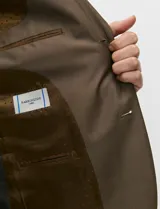 Ambo Harrington Label color negro, compuesto por saco de botonadura simple y pantalón de vestir a juego, de corte clásico y elegante.