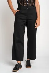 Pantalón negro de corte recto, tiro medio y largo cropped.