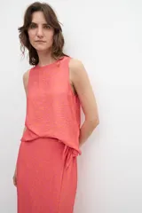 Blusa fucsia con estampa floral, sin mangas.