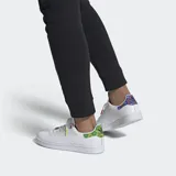Championes adidas modelo Stan Smith, color blanco con detalle estampado en el talón y ojal superior en color amarillo.