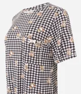 Camisón corto de cuello redondo y manga corta, confeccionado en viscolycra. Presenta un estampado de cuadros vichy en tonos oscuros con pequeños ositos distribuidos por toda la prenda y un bolsillo frontal en el pecho.