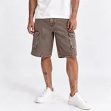 Bermuda cargo estilo baggy confeccionada en denim con lavado pigmentado en color marrón, corte holgado y bolsillos laterales con solapa.