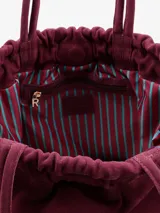 Cartera tipo totebag de cuero, color bordó, con diseño minimalista, interior espacioso y asas reforzadas.