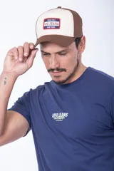 Gorro tipo gorra azul con visera curva y la letra 'U' bordada en el frente en color rojo con contorno blanco.