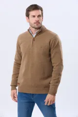 Buzo tejido de lana con cuello alto y medio cierre metálico frontal. Presenta puños y ruedo acanalados, con logo bordado en el pecho.