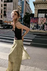 Pantalón de tiro medio con diseño de pierna recta y detalle de superposición tipo pareo en el frente con botones. Cuenta con cierre de cremallera oculto.