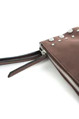 Cartera bandolera marrón decorada con tachas metálicas plateadas en los laterales y en dos líneas verticales frontales, con correa ajustable y cierre superior.