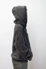 Canguro con capucha de calce holgado, confeccionado en tejido con efecto lavado ácido en color gris oscuro. Presenta un bordado tonal en el centro del pecho y un bolsillo frontal tipo canguro.