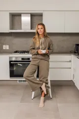 Pantalón de jogging color marrón claro, de corte ancho y tiro alto.