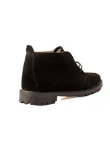 Bota chukka marrón de gamuza con cordones y suela de goma negra.