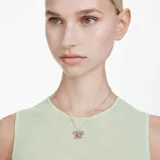 Colgante con cadena dorada y dije de mariposa con cristales de diferentes formas y colores. El cuerpo de la mariposa tiene una piedra verde en forma de óvalo. Las alas superiores tienen cristales verdes, rosas y blancos. Las alas inferiores tienen cristales rosas y naranjas.