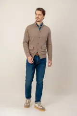 Jean de corte regular en denim azul claro, con diseño clásico de cinco bolsillos y cierre frontal con botón y cremallera.