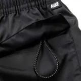Short de baño Nike color negro, con cintura elástica ajustable mediante cordón blanco y logo de la marca bordado en la parte inferior de la pierna.