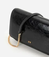 Cartera transversal pequeña Satinato en PU color bordó, con compartimentos internos, solapa frontal con detalle metálico y correa larga de cadena dorada.