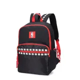 Mochila negra con ribetes y detalles en rojo. Presenta el logo oficial de la NBA en un parche cuadrado rojo en el panel frontal superior y una banda con el texto "NBA" repetido en blanco en el bolsillo frontal inferior. Tiene correas ajustables y asa superior en rojo. El panel frontal inferior tiene textura de malla.