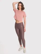 Calza deportiva de tiro alto con cintura en forma de V, confeccionada en tela brillante con acabado tipo cuero. Presenta un ajuste ceñido que se adapta al cuerpo y cuenta con silicona interna en la cintura para mayor sujeción.