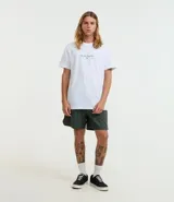 Bermuda masculina de tejido tecnológico color verde oscuro, con cintura elástica y cordón interno. Presenta bajo redondeado y etiquetas aplicadas.