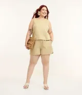 Short color beige de sarga de algodón, con cintura elástica, lazo ajustable y bolsillos laterales. Corte holgado.