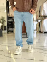 Pantalón de jean azul con lavado clásico, de corte holgado y estilo oversize.