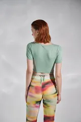 Top verde seco de mangas cortas con escote en V y detalle de aro en el centro.