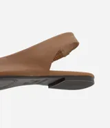 Zapatilla slingback de cuero color marrón, con diseño destalonado, punta fina y tacón plano de 1,5 cm.